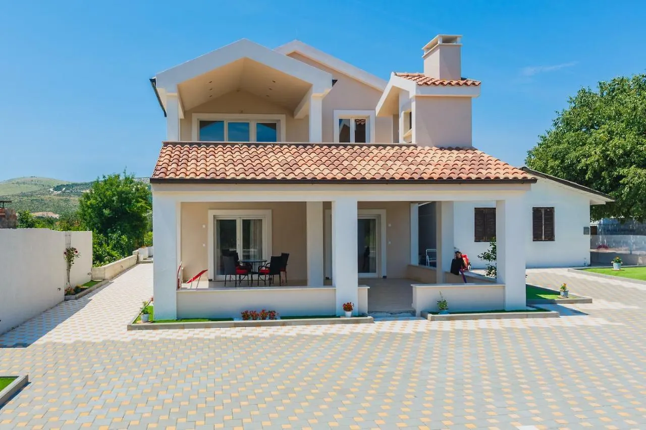 Apartmani Nikola Plano 0*,  Kroatien