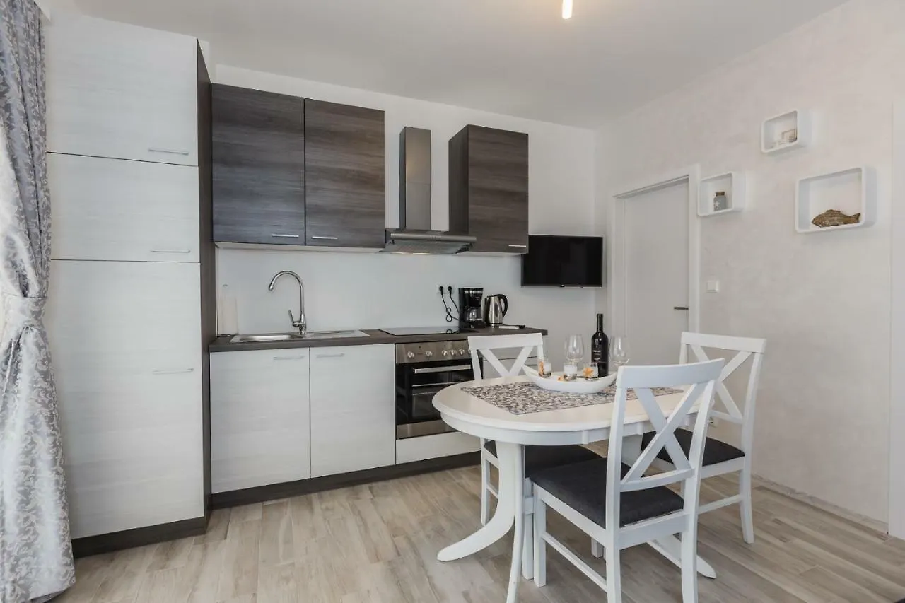 Apartmani Nikola Plano 0*,